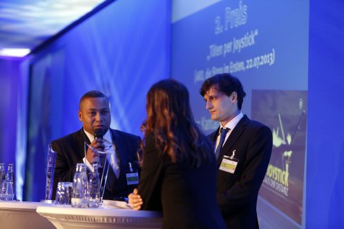 Berlin,  12.11.2013 Verleihung der Otto-Brenner-Preise 2013 im Hotel Pullmann 

C o p y r i g h t : C h r i s t i a n  v.  P o l e n t z / t r a n s i t f o t o . d e

T o r s t r a s s e 1 7 7 ,  1 0 1 1 5   B e r l i n  
T e l :  0 3 0 - 6 9 0 4 1 9 7 0 ,  F a x : 0 3 0 - 6 9 0 4 1 9 7 2
F u n k - T e l : 0 1 7 1 -8 3 4 8 9 3 9
V  e r ö f f e n t l i c h u n g  n u r  g e g e n  H o n o r a r  ( + 7 %  M W S T ) z u  d e n  a k t u e l l e n  K o n d i t i o n e n  d e r  M F M    e r l a u b t. B i t t e s c h i c k e n  S i e  u n s  e i n  B e l e g e x e m p l a r  z u