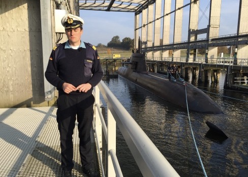 Korvettenkapitän Pfeifer vor einer Ausbildungsgfahrt